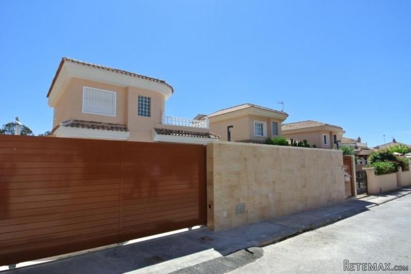Detached villa in Los Dolces with..