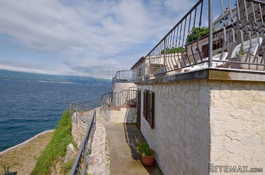 Kamena vila na stijeni iznad mora sa otvorenim pogledom na.. - 5