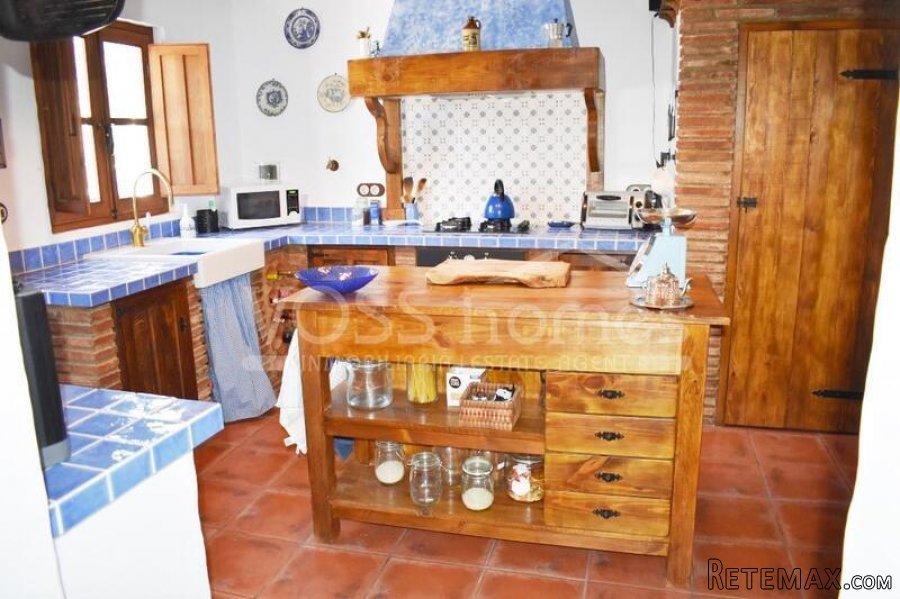 A lovingly and quality renovated edge of village house of.. - 8