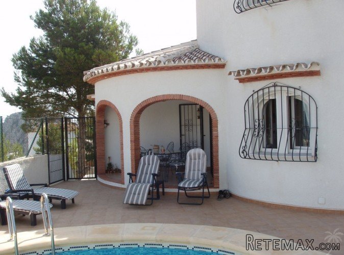 This villa with private pool and sea views was built in.. - 8