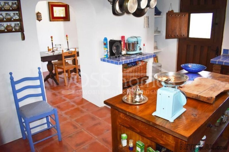 A lovingly and quality renovated edge of village house of.. - 9