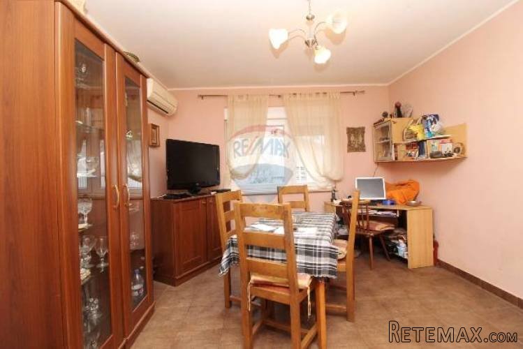 ISTRA, PULA, ŠIRI CENTAR, renoviran 2SS stan blizu tržnice