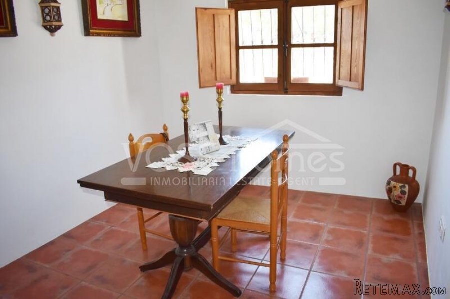 A lovingly and quality renovated edge of village house of.. - 10