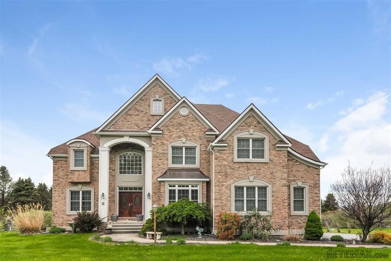 4 bedroom House For Sale: 3 Trinity Way..