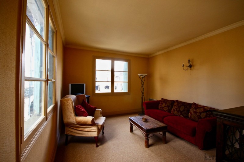 Commercial property with 2 apartments.. - 2