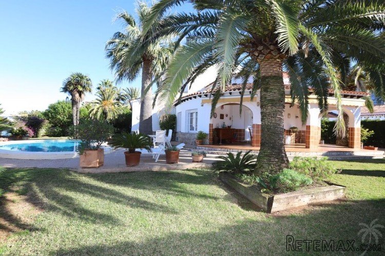 Magnificent detached villa on 2 floors. In one of the best.. - 2