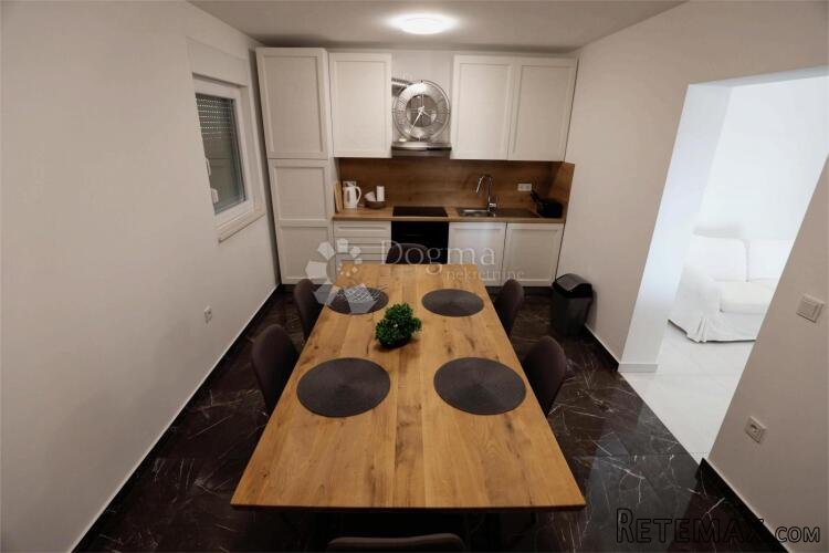 Namješteni apartman u mirnom dijelu Sukošana, odmah useljiv - 2