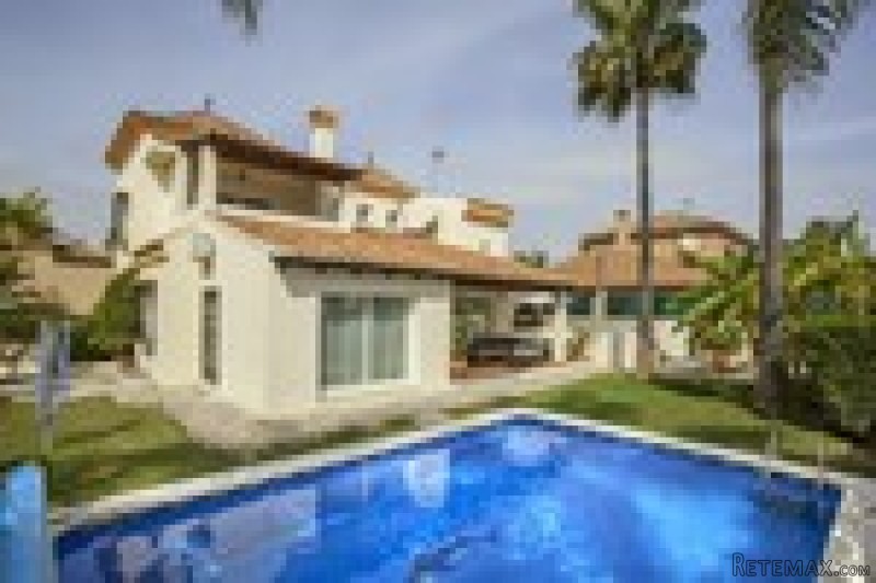 5 Bedrooms - Villa - Malaga - For Sale