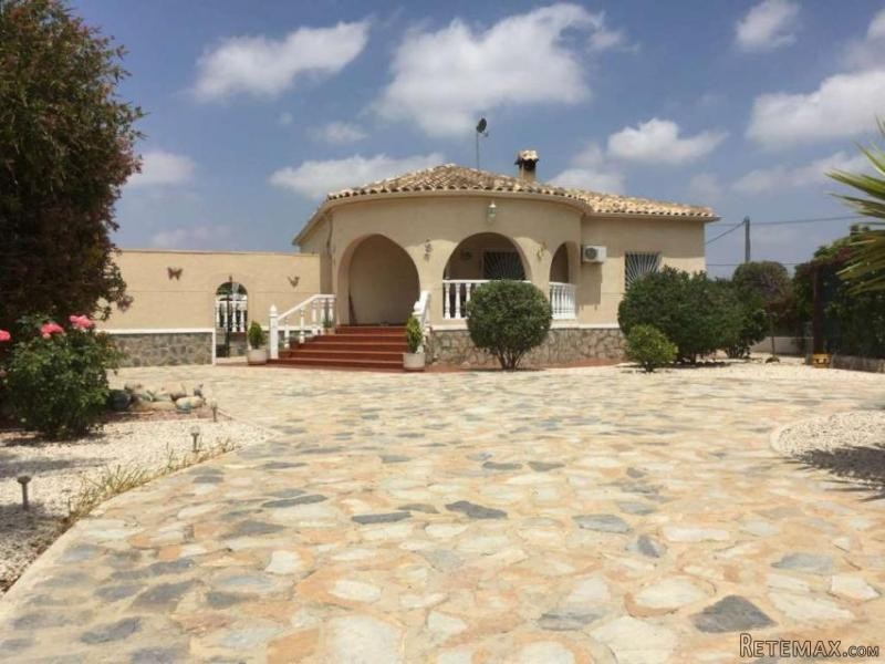 4 bedroom villa with pool and guest..