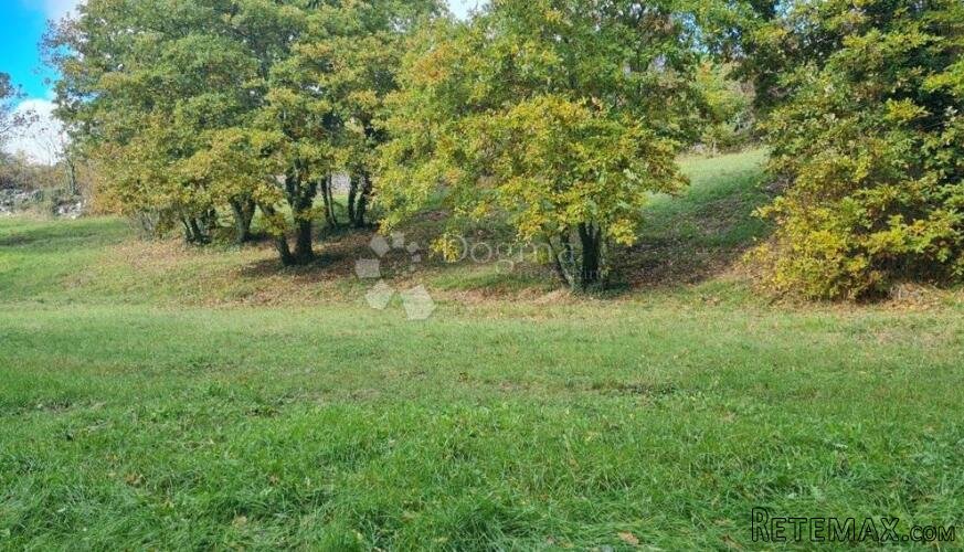 SNIŽENO! Prostrano Građevinsko Zemljište pod Krošnjama Hrast - 2