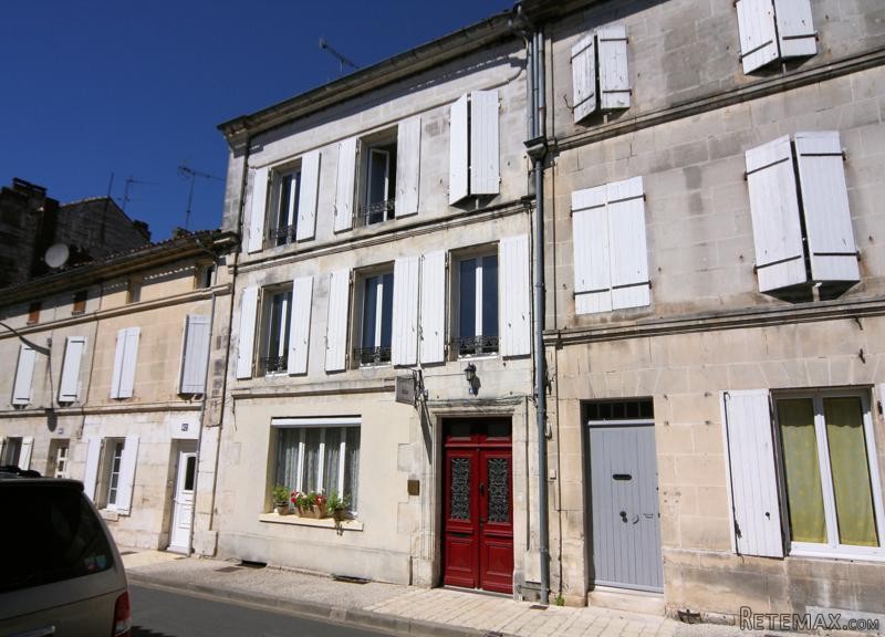 Attractive Townhouse With Courtyard..