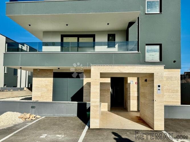 DVOETAŽNI STAN KAO KUĆA na 300m od mora!