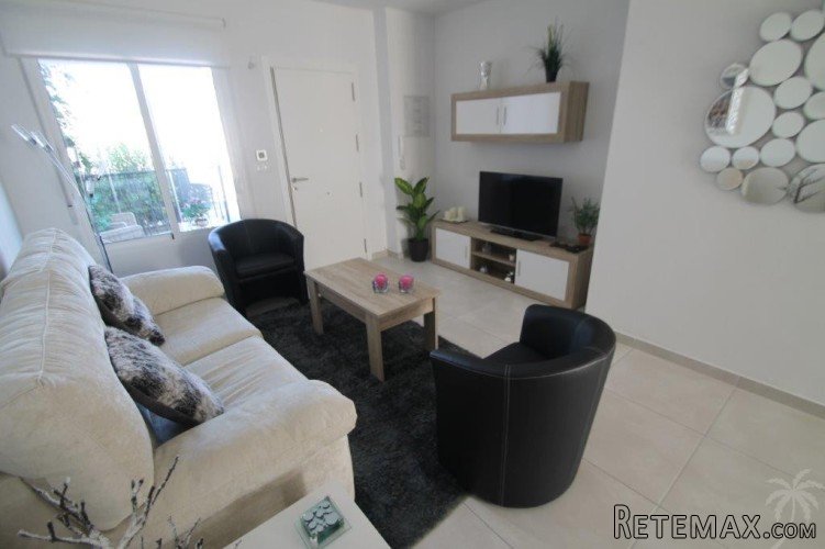 This new modernly furnished apartment is located on a.. - 2