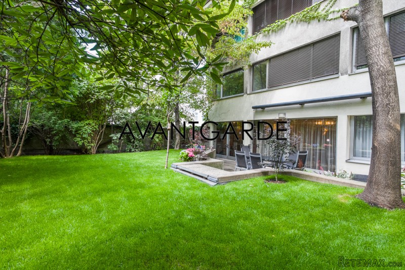 Spacious city apartment with garden