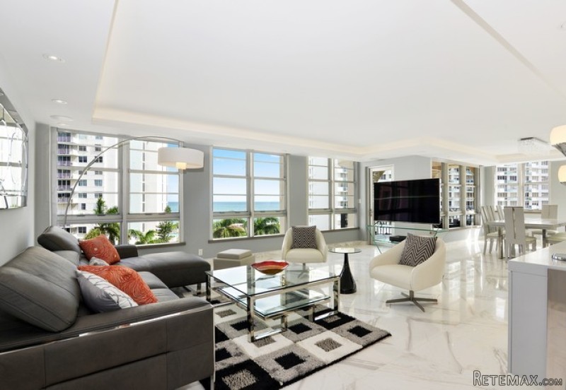 2 bedroom Flat For Sale: 5660 Collins..