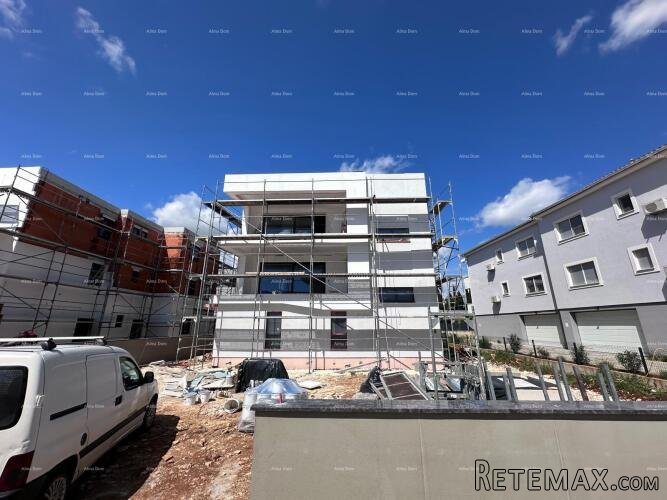 Prodaja stana/penthouse u novogradnji sa velikom terasom..