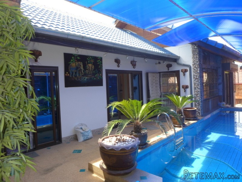 3 bedroom pool house in the heart of..