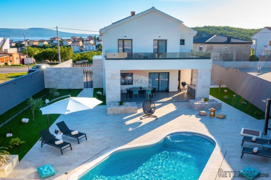 Novi Vinodolski, moderna vila sa bazenom