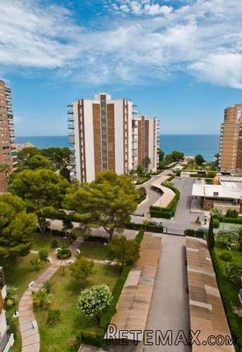 Bonito Apartamento en el Centro de Campoamor.El piso está..