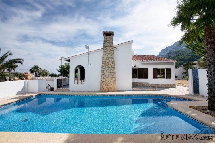 This charming villa has been completely renovated in 2017.. - 2