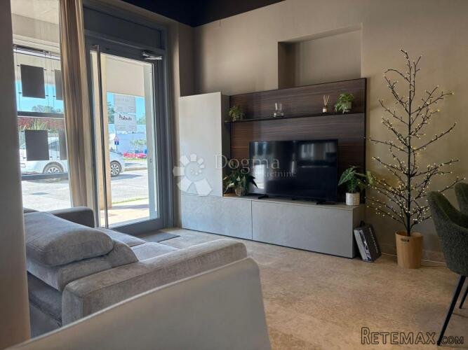 Atraktivan poslovni prostor Novigrad 129 m² sa vlastitim par