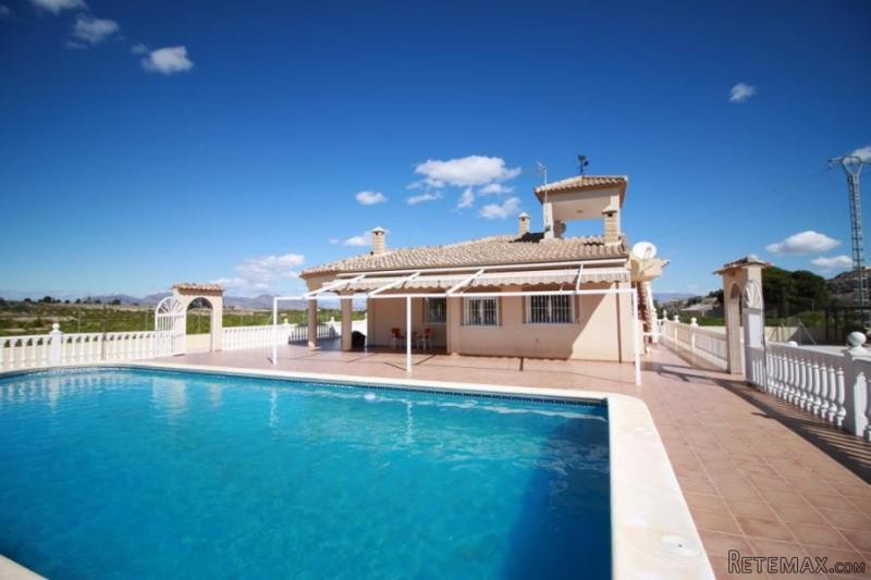 Lovely villa with large pool and..
