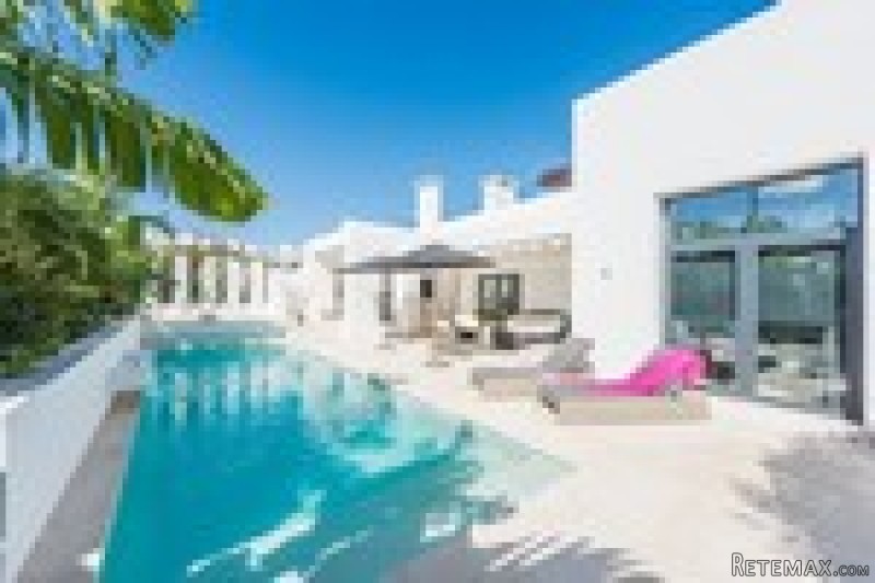 4 Bedrooms - Villa - Malaga - For Sale