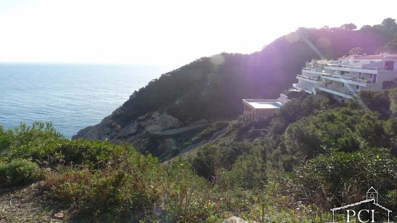 Apartment located in the seafront on..