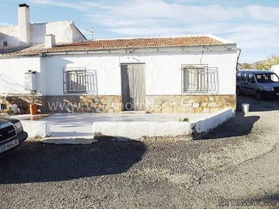 Large semi detached country property with approx 9,318m2.. - 2
