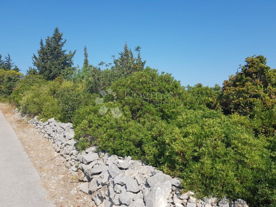 GRAĐEVINSKO ZEMLJIŠTE U MJESTU GROHOTE, OTOK ŠOLTA - 3