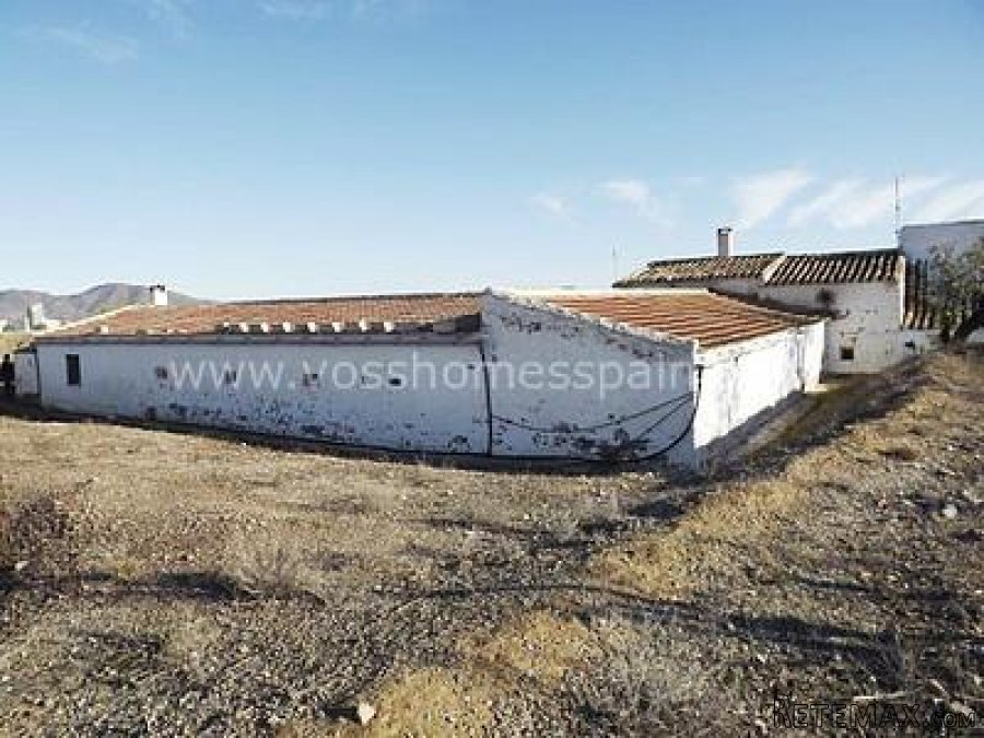 Large semi detached country property with approx 9,318m2.. - 3