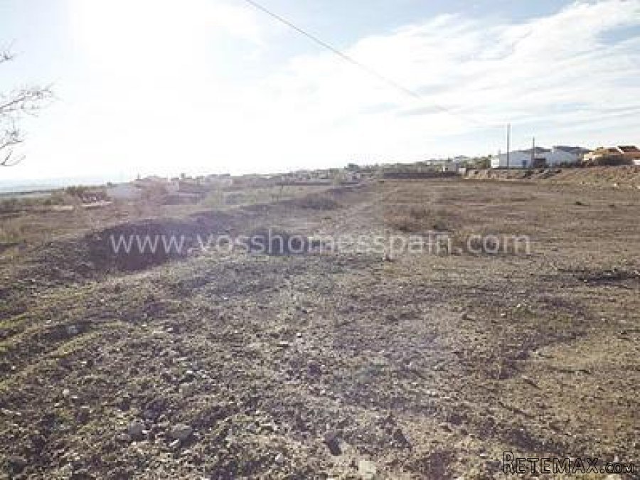 Large semi detached country property with approx 9,318m2.. - 4