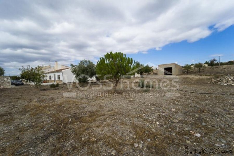Large semi detached country property with approx 9,318m2.. - 5