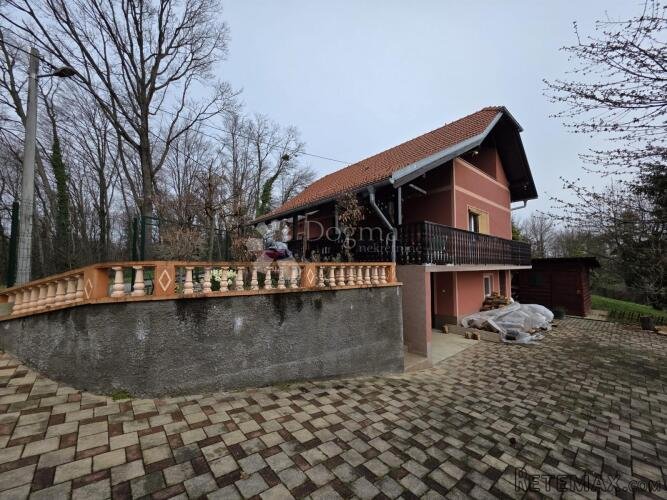 Prostrana kuća s velikom okućnicom i šumom