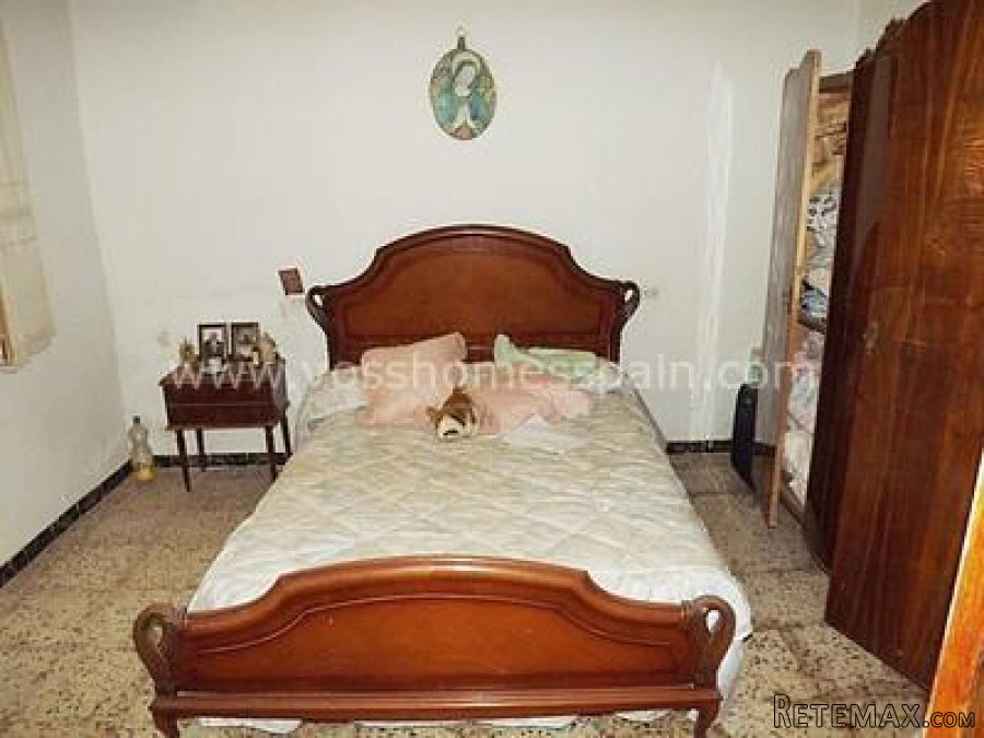 Large semi detached country property with approx 9,318m2.. - 8