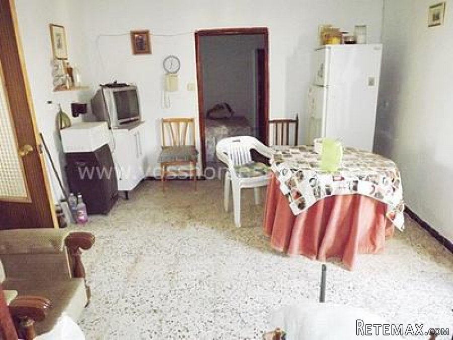 Large semi detached country property with approx 9,318m2.. - 9