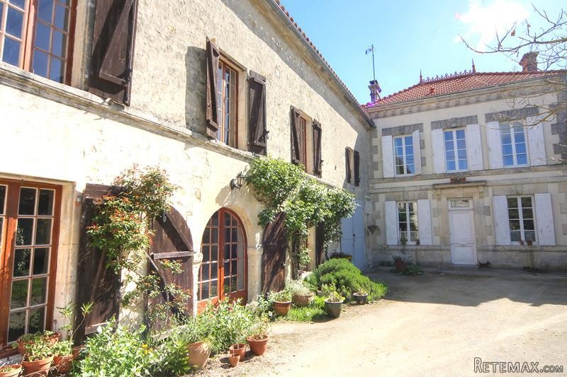 Pretty House And Large Gite With Pool