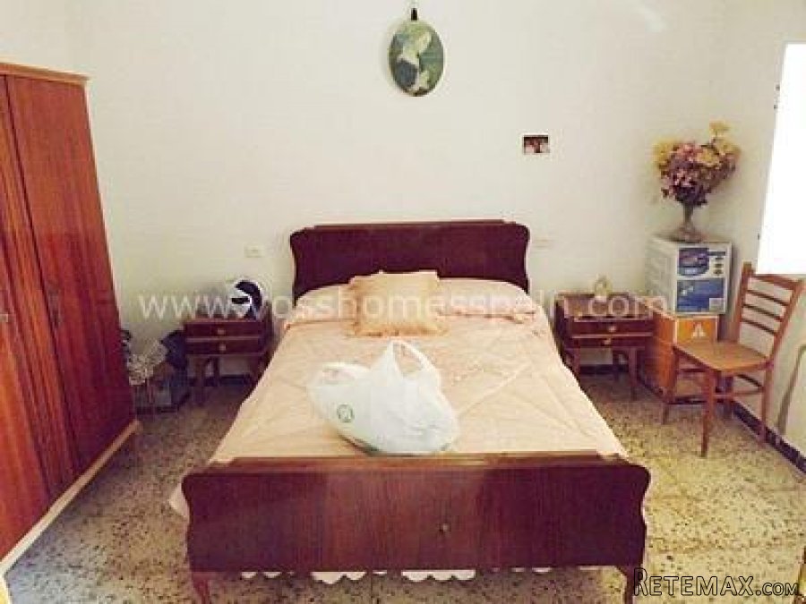 Large semi detached country property with approx 9,318m2.. - 10