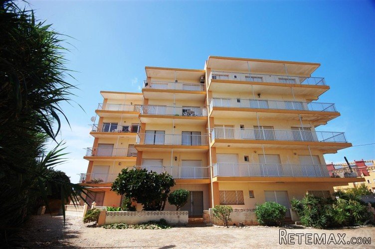 Super sea views from this front line apartment, 1km from.. - 2