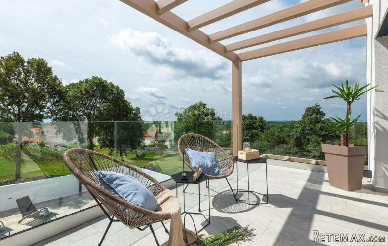 ISTRA,unutrašnjost,moderna vila na kraju sela