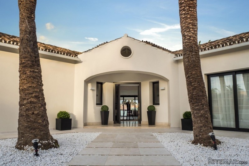 Striking Contemporary Villa in Golf..