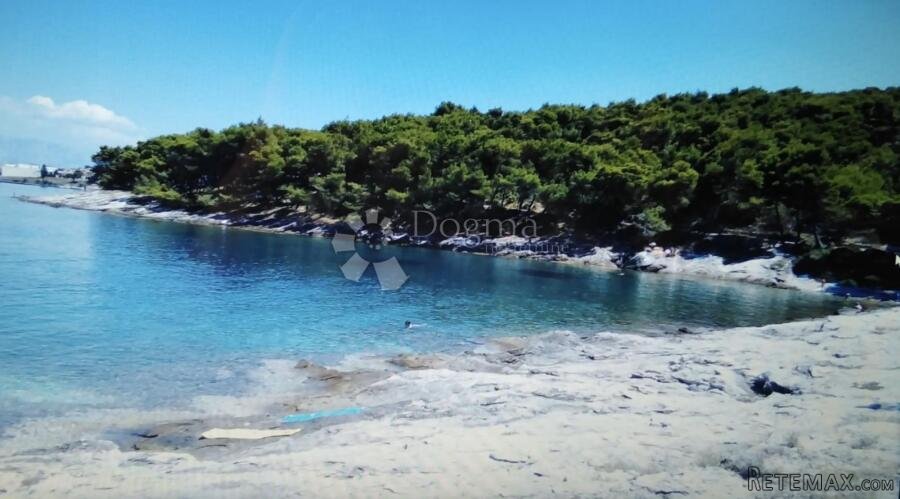 Otok Brač, Splitska, zemljište 500 m2, 100 m od mora