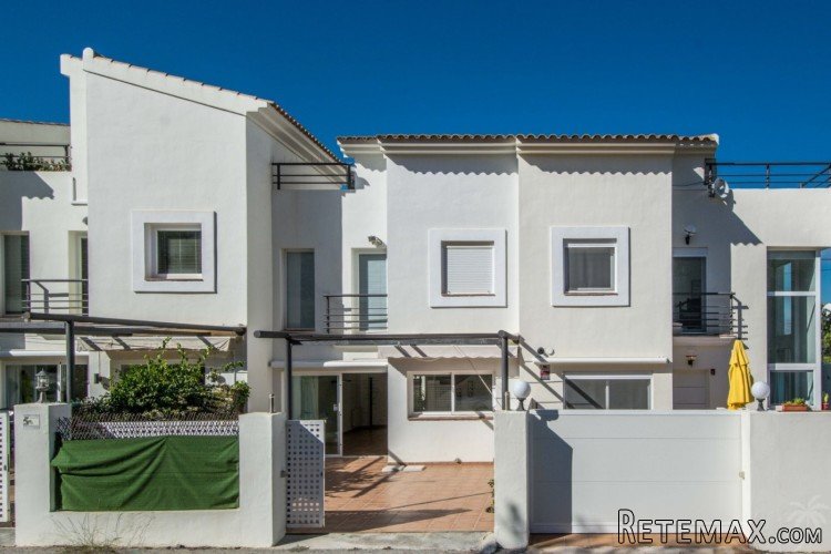Fantastic townhouse with large terraces in Albir. This..