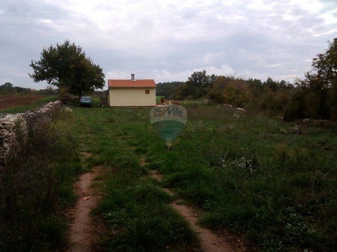 ISTRA,BIBIĆI-ZEMLJIŠTE S LEGALNIM OBJEKTOM
