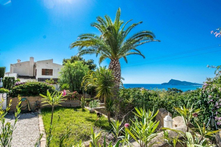 Corner townhouse with sea views located in a complex with..
