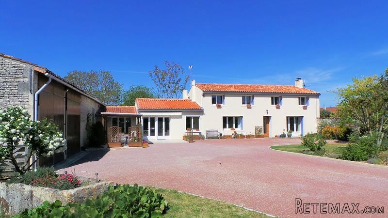 Charming And Well-Renovated 3-Bedroom..