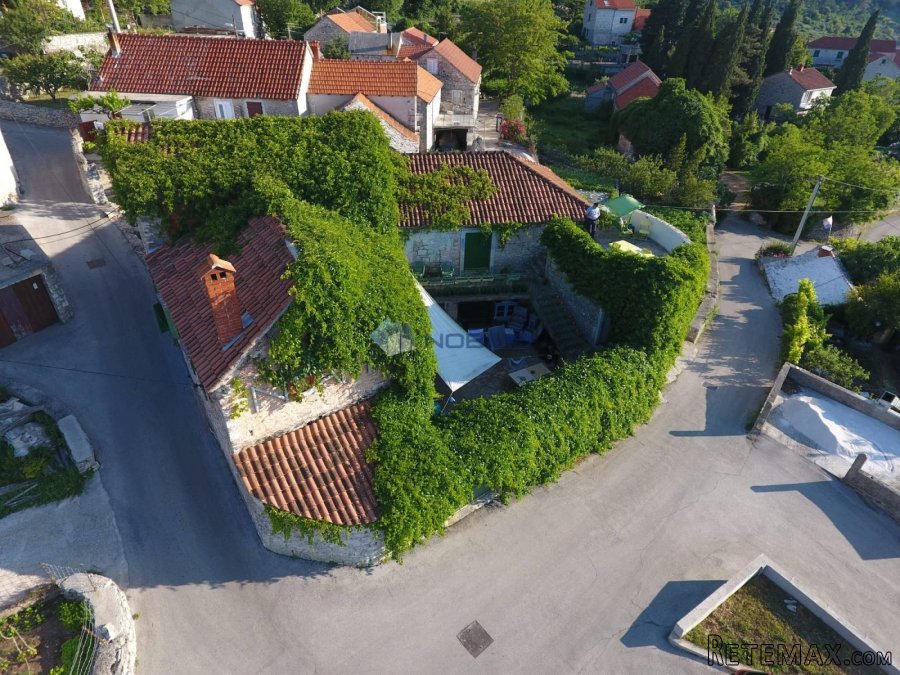 Brač - Nerežišća, kuća 500 m2 - 2