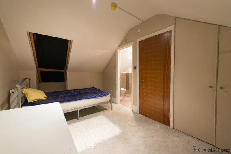 Single with double bed near Ealing..