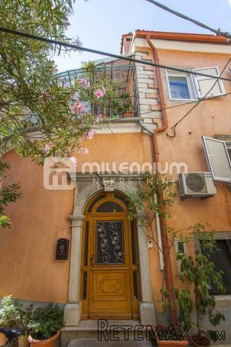 Otok Cres, Grad Cres, kuća s restoranom, apartmanima i..