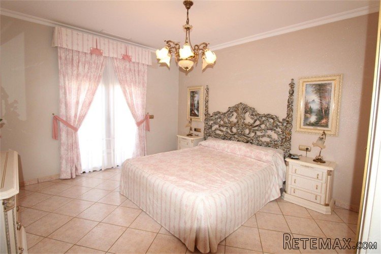 Beautiful villa located in a good residential area of Denia.. - 8